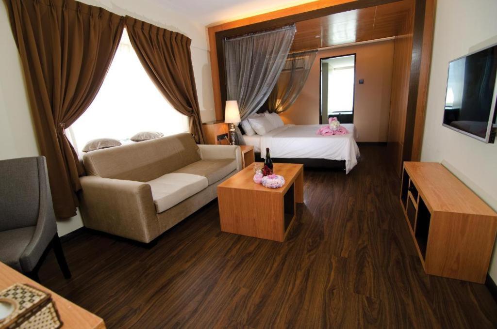 C'Haya Hotel Kota Kinabalu Esterno foto